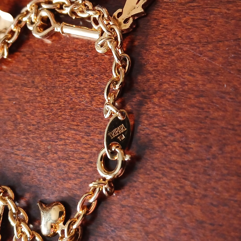 Vtg Trifari "My Favorite Things" Charm Bracelet - Picture 3 of 4